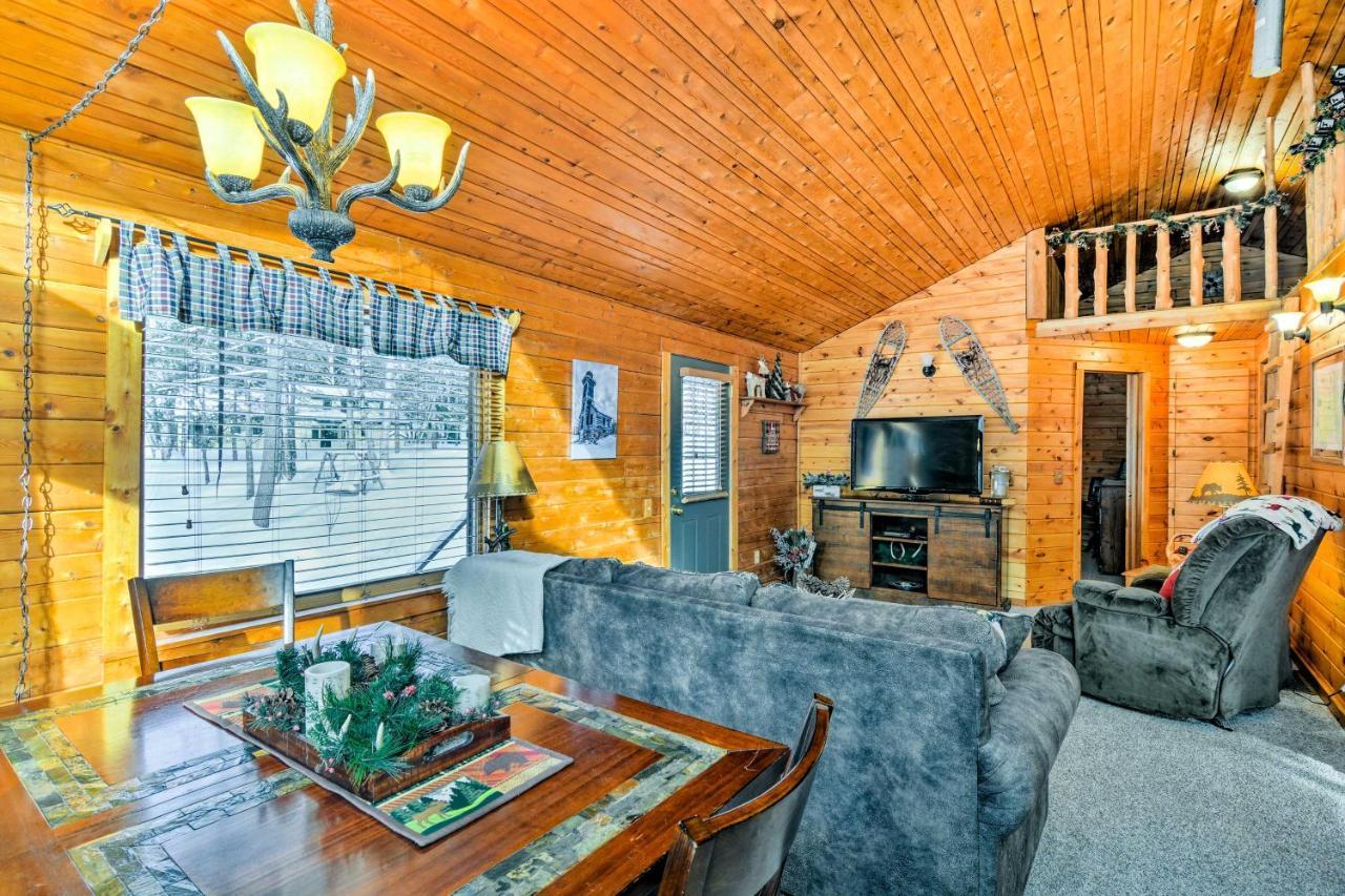 Cozy Manistique Cabin With Deck, Grill And Fire Pit! Βίλα Εξωτερικό φωτογραφία