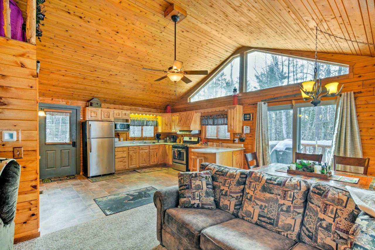 Cozy Manistique Cabin With Deck, Grill And Fire Pit! Βίλα Εξωτερικό φωτογραφία