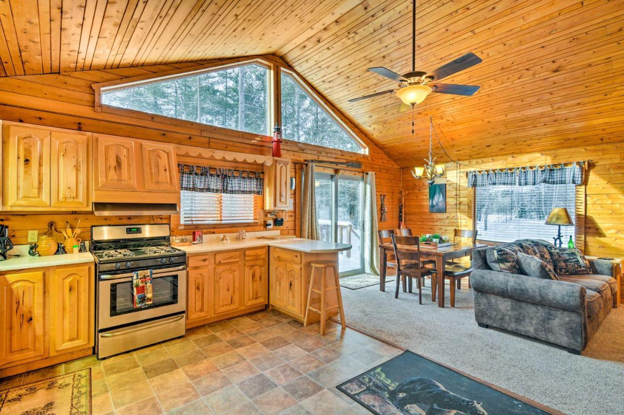 Cozy Manistique Cabin With Deck, Grill And Fire Pit! Βίλα Εξωτερικό φωτογραφία