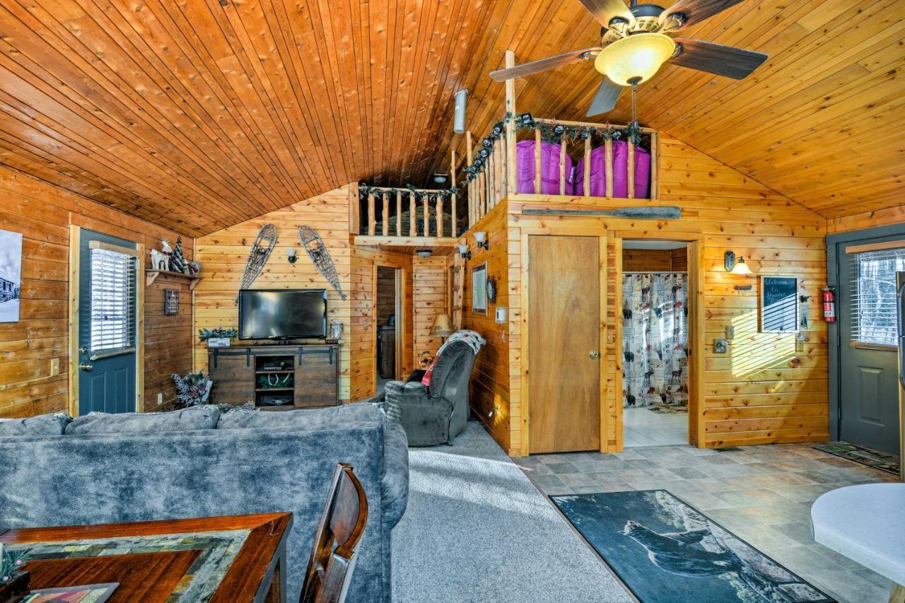 Cozy Manistique Cabin With Deck, Grill And Fire Pit! Βίλα Εξωτερικό φωτογραφία