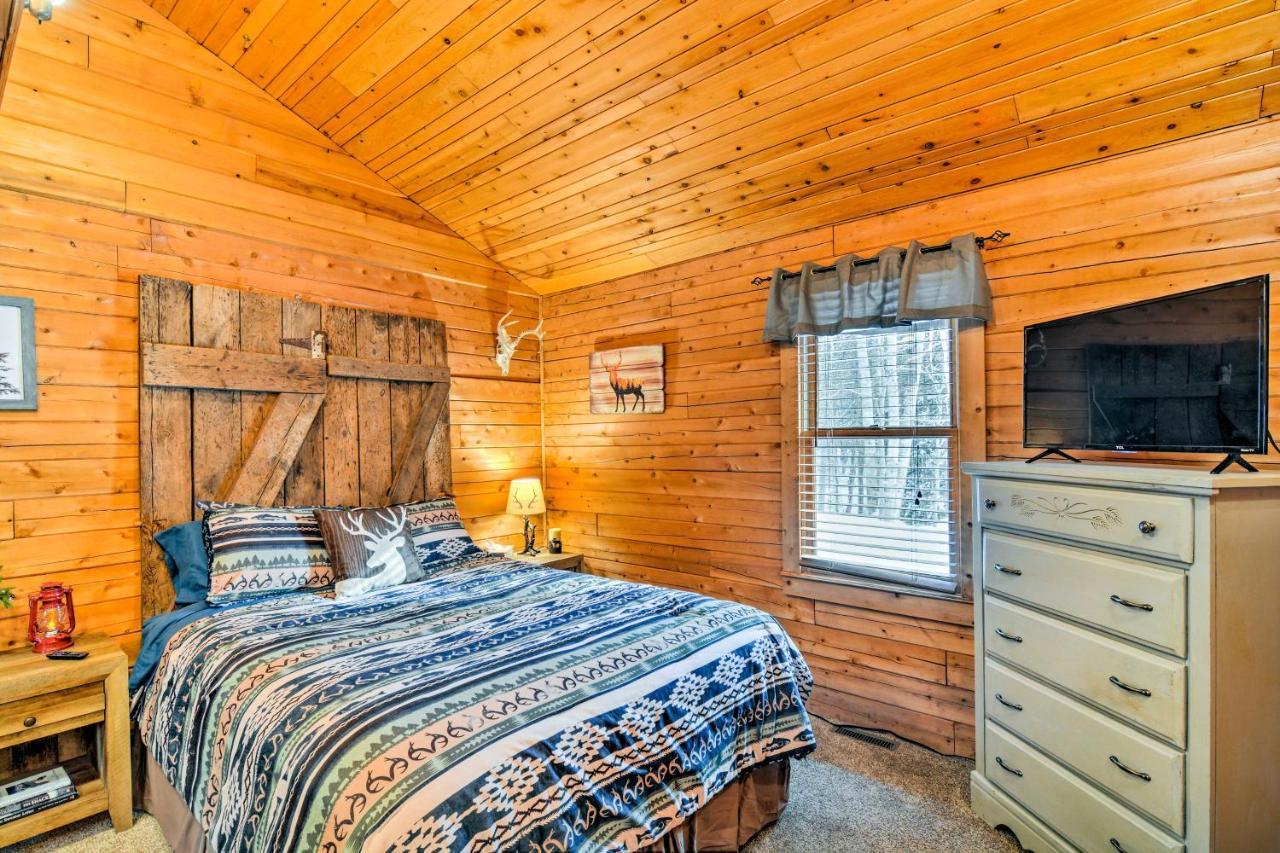 Cozy Manistique Cabin With Deck, Grill And Fire Pit! Βίλα Εξωτερικό φωτογραφία