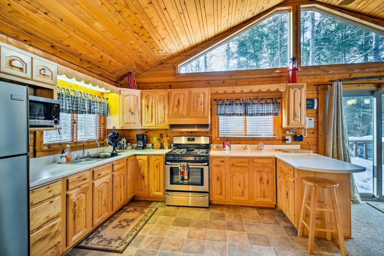 Cozy Manistique Cabin With Deck, Grill And Fire Pit! Βίλα Εξωτερικό φωτογραφία