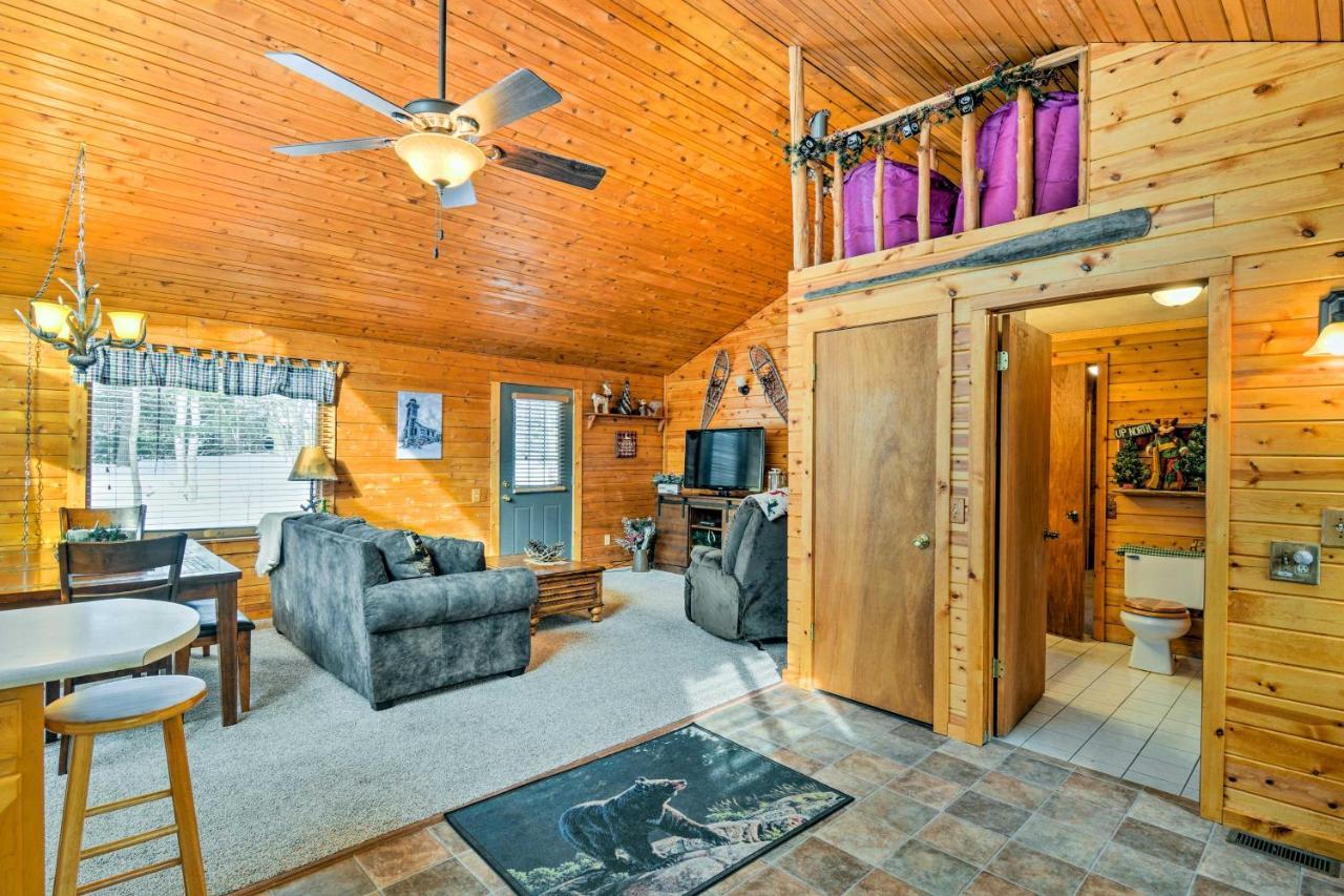 Cozy Manistique Cabin With Deck, Grill And Fire Pit! Βίλα Εξωτερικό φωτογραφία