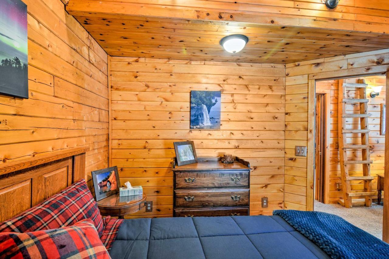 Cozy Manistique Cabin With Deck, Grill And Fire Pit! Βίλα Εξωτερικό φωτογραφία