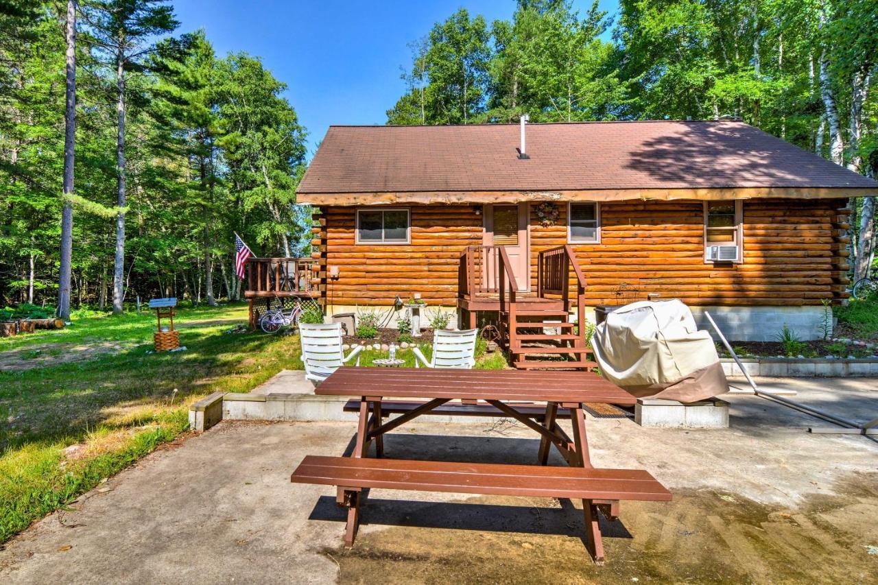 Cozy Manistique Cabin With Deck, Grill And Fire Pit! Βίλα Εξωτερικό φωτογραφία