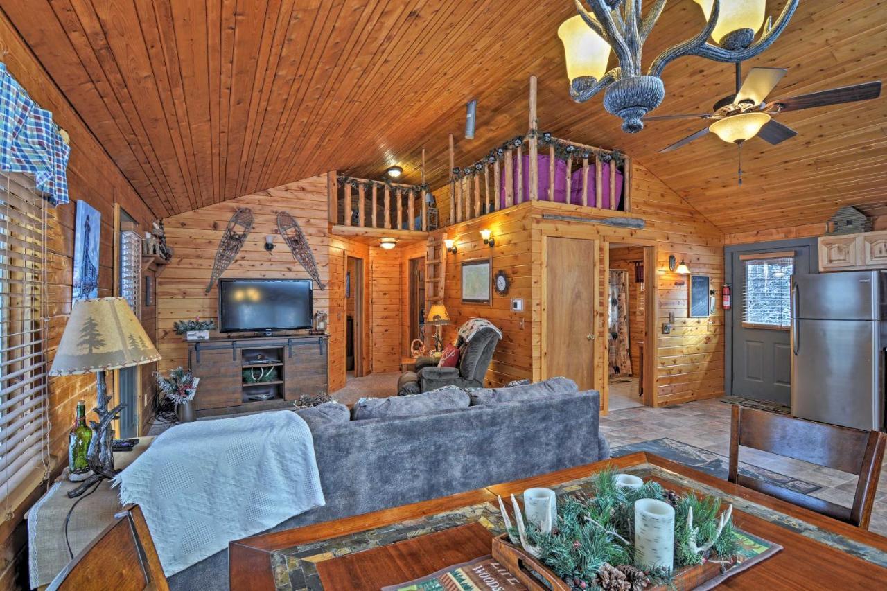 Cozy Manistique Cabin With Deck, Grill And Fire Pit! Βίλα Εξωτερικό φωτογραφία